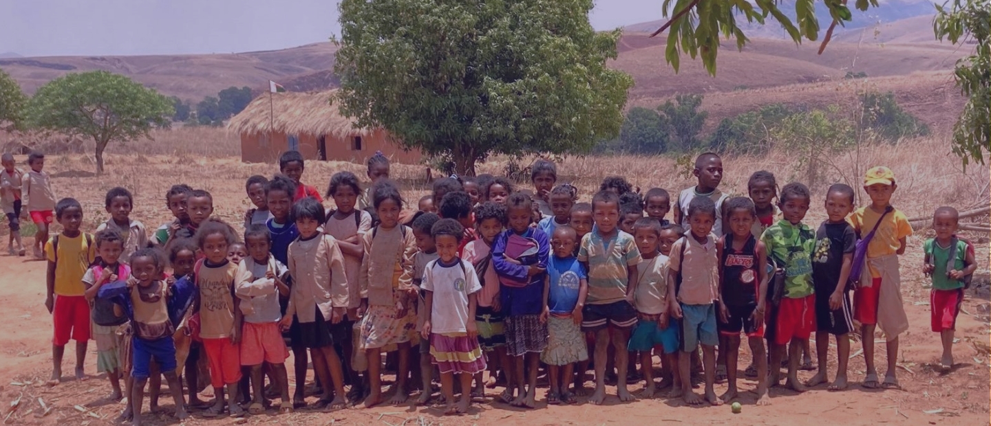Groupe d'enfants d'un village bénéficiant du programme "5 écoles"